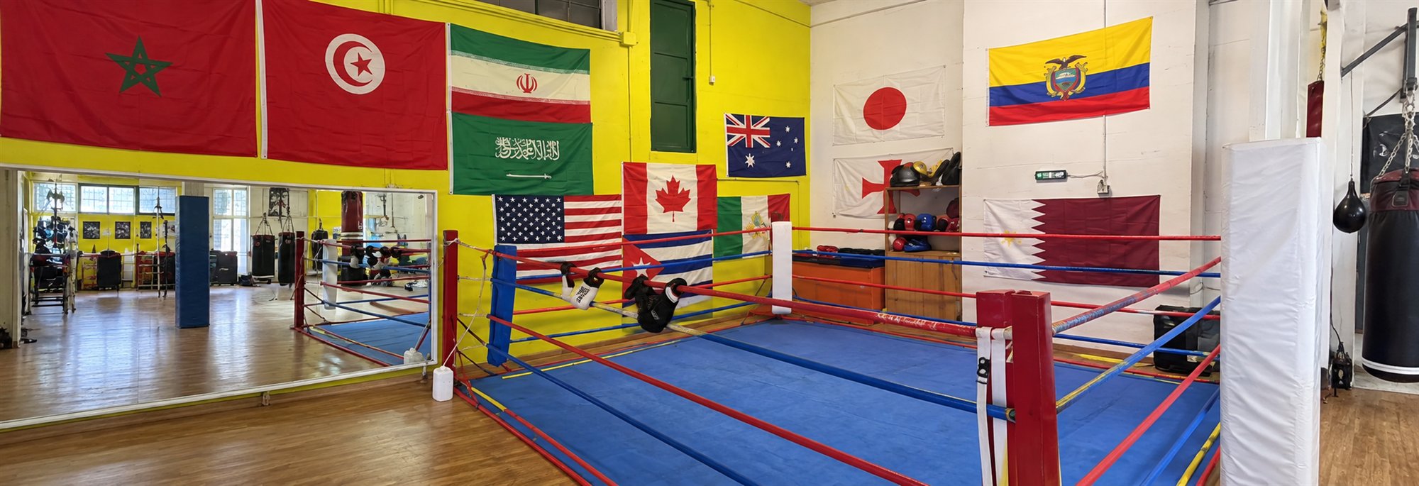 Il ring della Pugilistica Antares con le bandiere e la zona sacchi