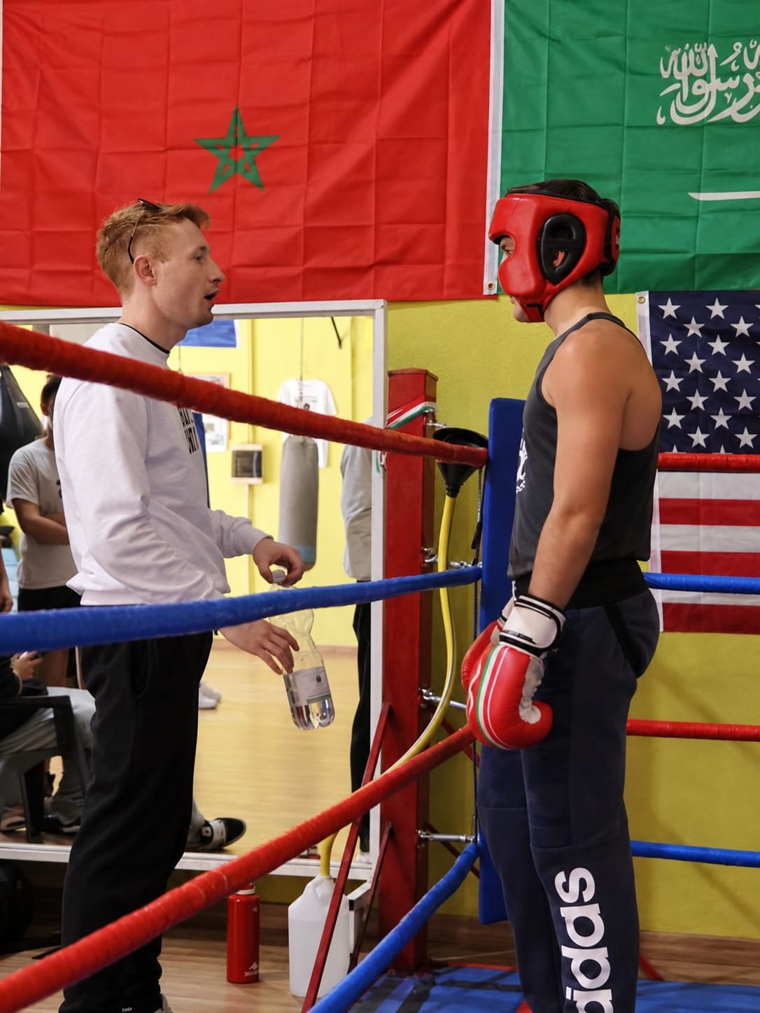 Il maestro parla con un atleta a bordo ring