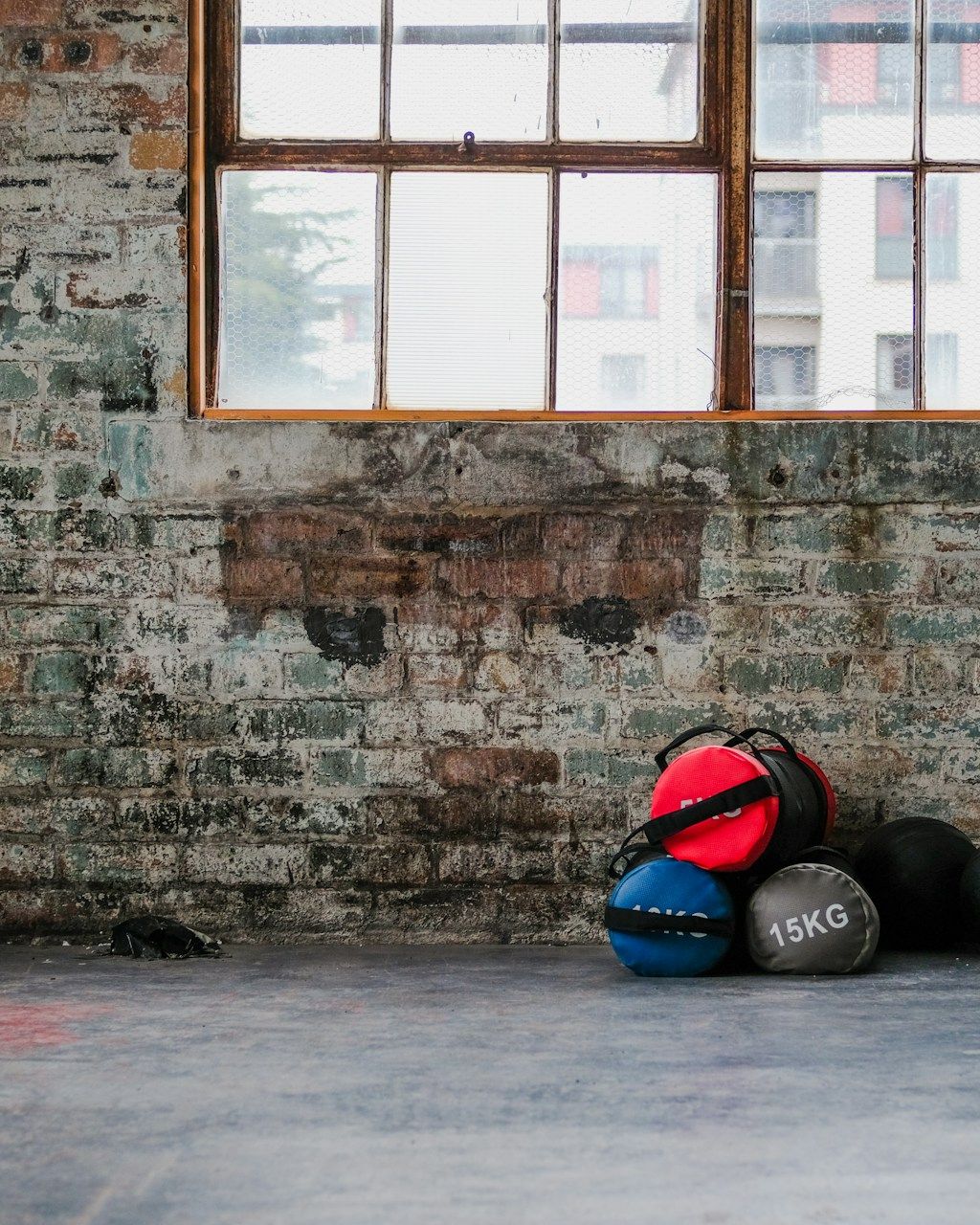 Sandbag per la preparazione atletica appoggiati al muro della sala