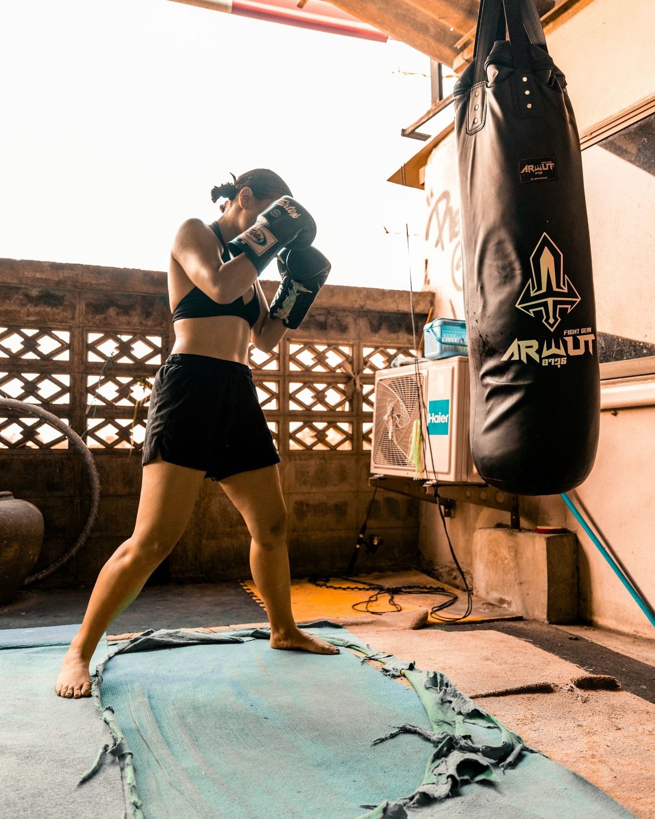 Atleta in guardia davanti al sacco da boxe