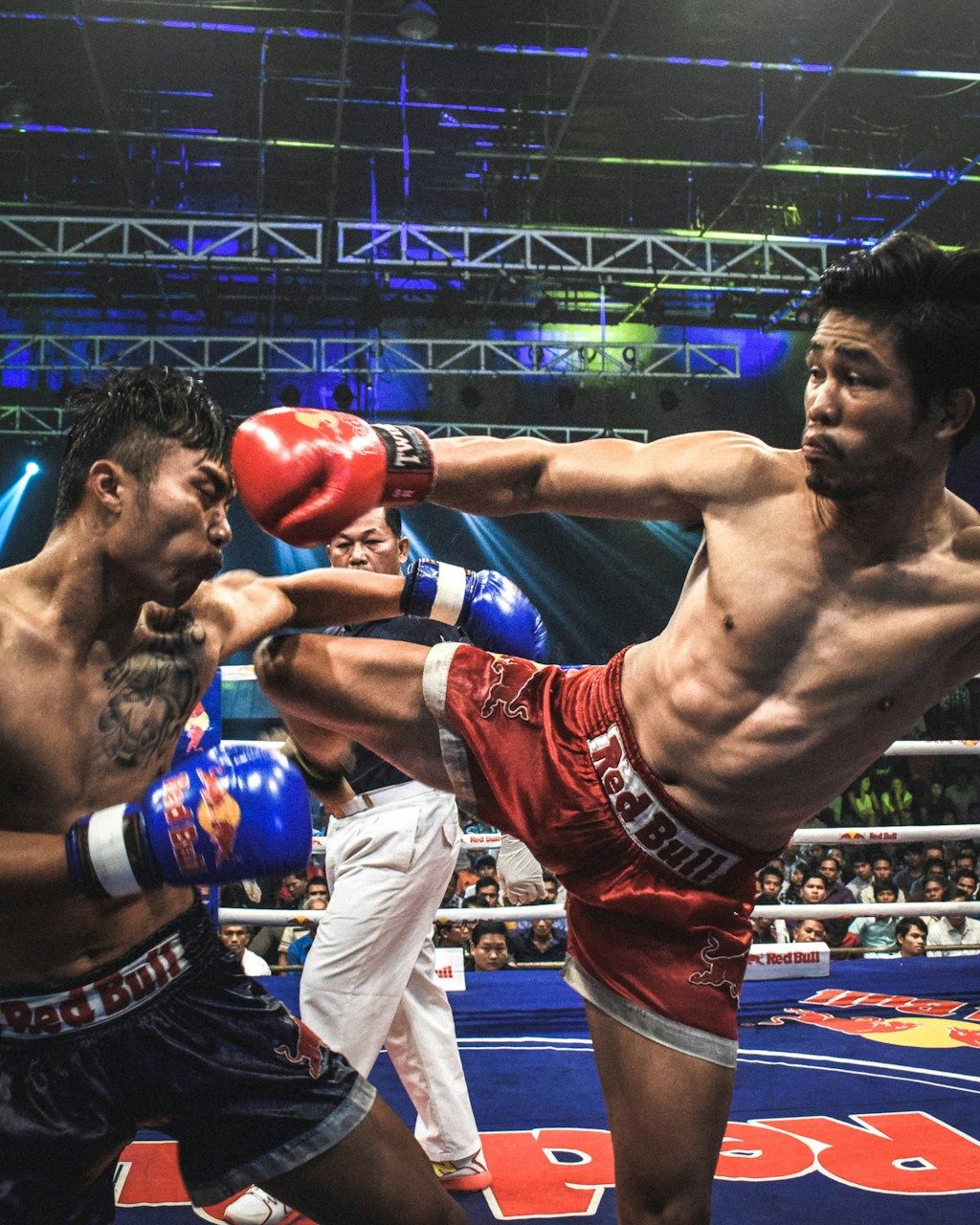 Calcio circolare durante un incontro di Muay Thai
