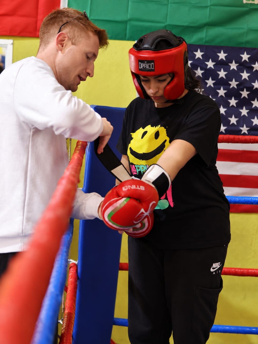 Allieva con caschetto e guantoni prima dello sparring