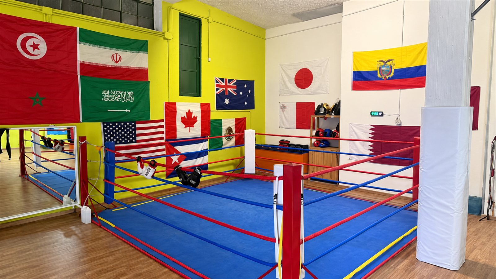 Il ring della sala con le bandiere