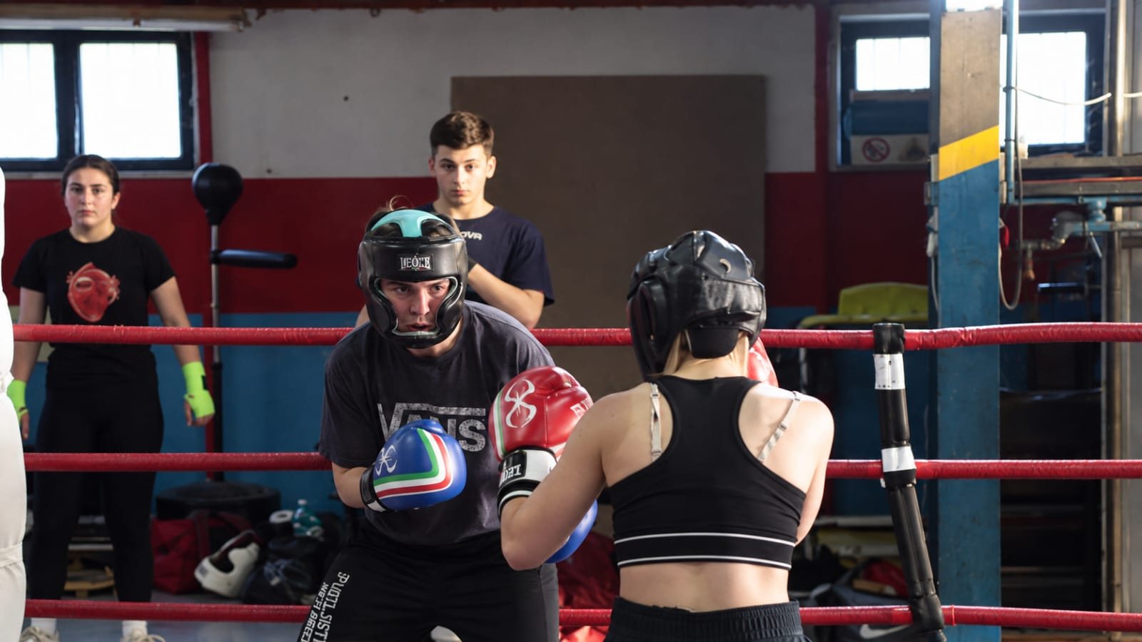 Sparring in sala con i compagni a bordo ring