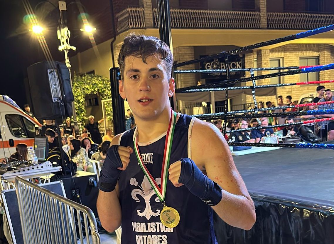 Matteo Campoli con la medaglia al collo a bordo ring