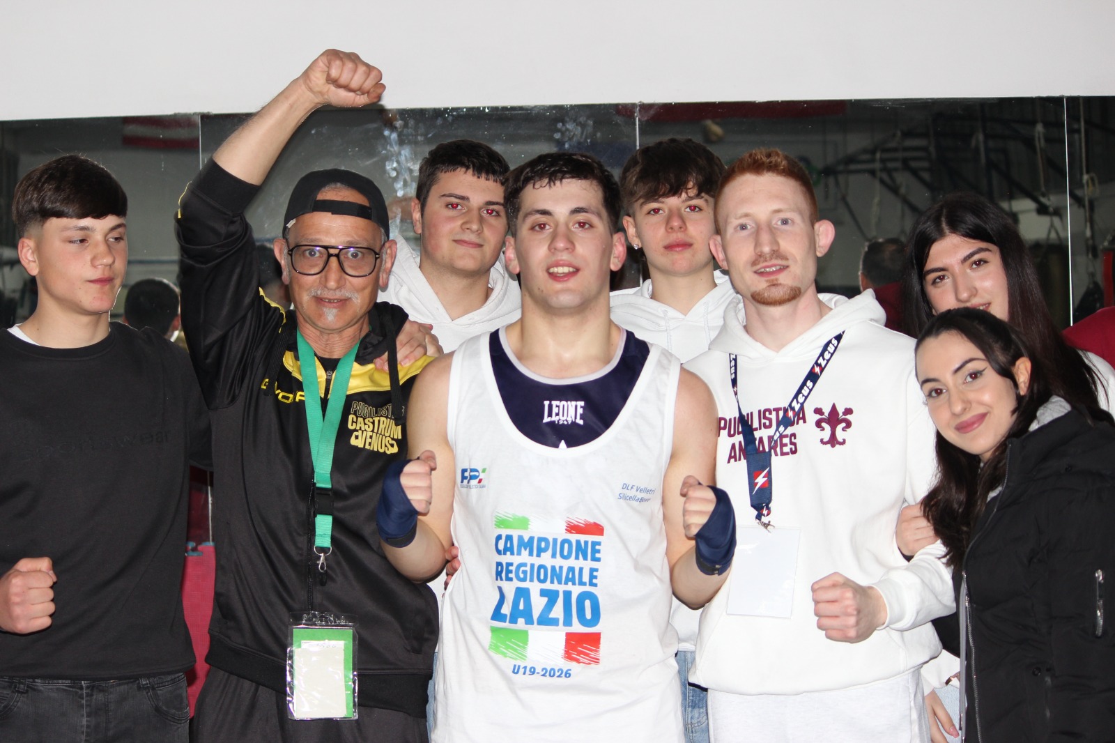 Matteo Campoli con la maglia di campione regionale Lazio U19 insieme al team