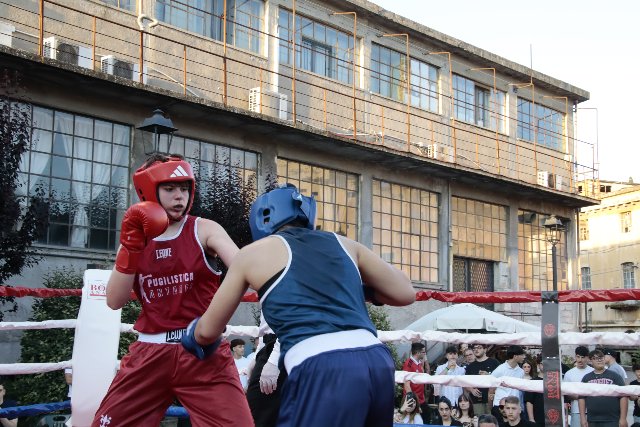 Rachele Ciotoli in guardia sul ring con la canotta della Pugilistica Antares